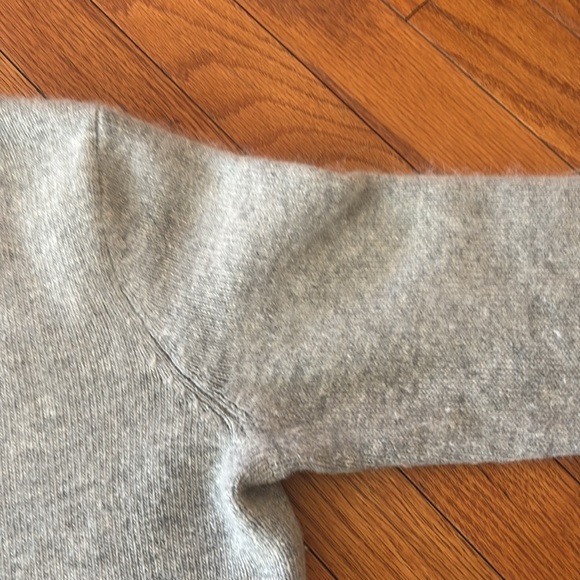 Sarah Spencer light gray v neck  fitted sweater - Picture 3 of 9